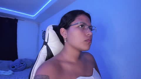 Snapshot of ladybrown_16 chatting on January 23, 2:55 am Lady online show from January 23, 2:55 am