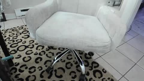 Snapshot of ladylux625 chatting on December 21, 4:52 am luxandleo online show from December 21, 4:52 am