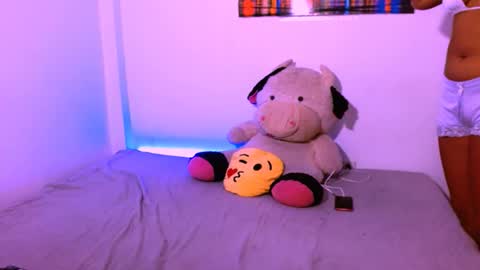 Snapshot of ladypussy69779756 chatting on December 17, 3:23 am laura online show from December 17, 3:23 am