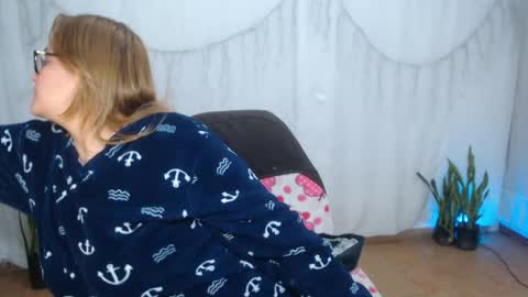 Snapshot of lahurent_weed420 chatting on April 11, 3:49 pm paola and a guest lol online show from April 11, 3:49 pm