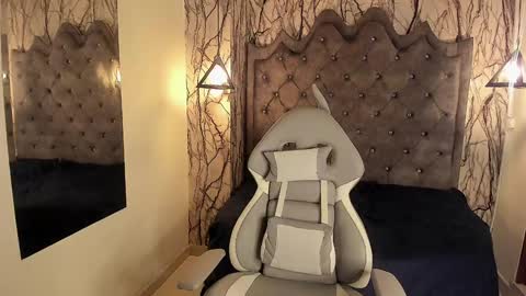 Laia online show from December 17, 5:26 pm