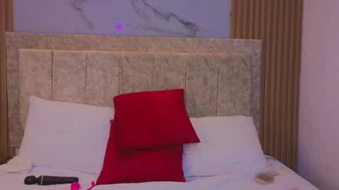 laiamilf online show from March 7, 12:48 am