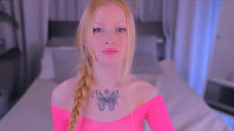 Snapshot of laly_peach chatting on December 25, 4:12 am Laly online show from December 25, 4:12 am