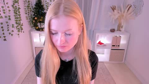 Snapshot of laly_peach chatting on January 5, 7:39 pm Laly online show from January 5, 7:39 pm