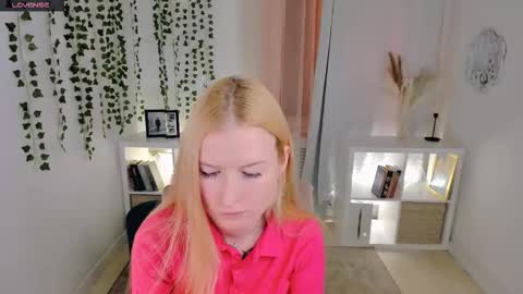 Snapshot of laly_peach chatting on November 21, 5:22 pm Laly online show from November 21, 5:22 pm