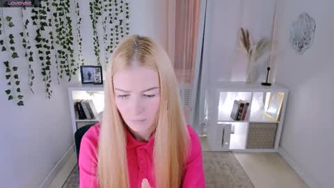 Snapshot of laly_peach chatting on November 22, 11:42 am Laly online show from November 22, 11:42 am