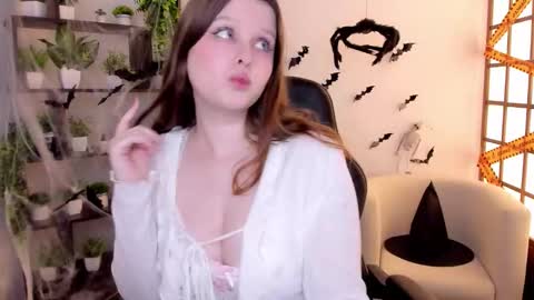 Snapshot of lana_moon__ chatting on November 4, 2:10 am Lana online show from November 4, 2:10 am