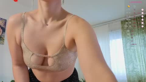 Snapshot of lana_sky chatting on November 25, 8:36 am Lana online show from November 25, 8:36 am