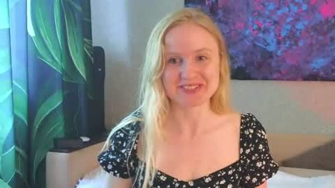 Snapshot of lanavismith chatting on June 18, 5:51 am LanaviSmith online show from June 18, 5:51 am
