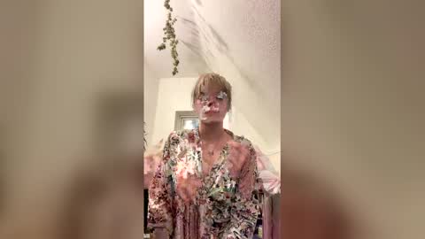 laneybel online show from December 4, 6:55 am