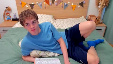 Snapshot of lanny_fandi chatting on February 12, 1:28 pm Fandi online show from February 12, 1:28 pm