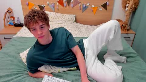 Snapshot of lanny_fandi chatting on February 16, 12:01 pm Fandi online show from February 16, 12:01 pm