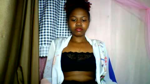 Snapshot of lara_belle chatting on June 17, 9:49 pm lara_belle online show from June 17, 9:49 pm