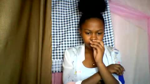 Snapshot of lara_belle chatting on June 22, 3:25 am lara_belle online show from June 22, 3:25 am