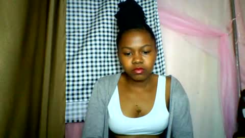 Snapshot of lara_belle chatting on June 23, 5:05 am lara_belle online show from June 23, 5:05 am