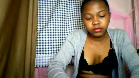 Snapshot of lara_belle chatting on June 23, 5:33 pm lara_belle online show from June 23, 5:33 pm