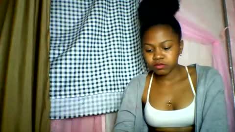 Snapshot of lara_belle chatting on June 29, 10:15 am lara_belle online show from June 29, 10:15 am
