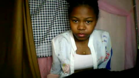 Snapshot of lara_belle chatting on July 10, 1:10 am lara_belle online show from July 10, 1:10 am