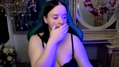 Snapshot of lara_benson_ chatting on February 7, 7:45 am lara_benson_ online show from February 7, 7:45 am