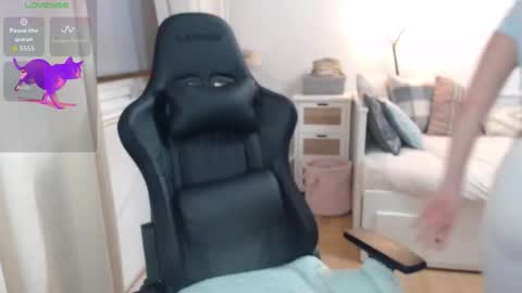 Snapshot of lara_c_rau chatting on December 20, 7:54 pm Lara online show from December 20, 7:54 pm