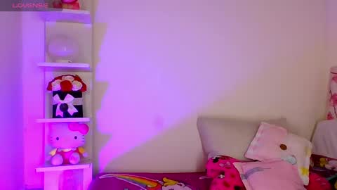 Lara            help me reach 100likes online show from May 5, 10:18 pm