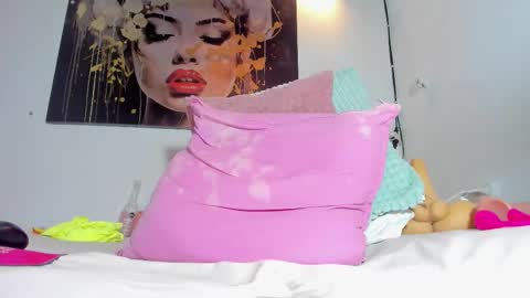 REINA  online show from January 5, 5:27 pm