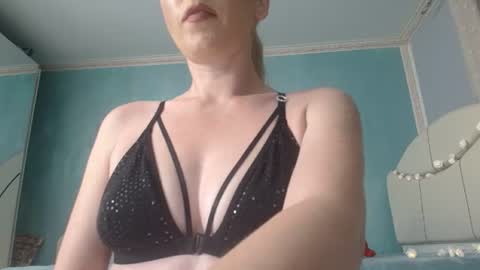 Snapshot of laralanee chatting on June 15, 7:27 pm LaraLane online show from June 15, 7:27 pm