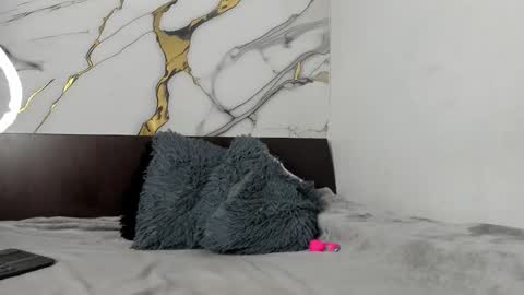 laralmanza online show from April 19, 1:32 pm