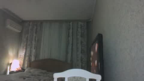 laramrs online show from April 18, 7:58 pm