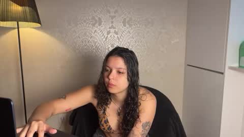Snapshot of larirossi chatting on May 18, 6:14 pm Rossi angel online show from May 18, 6:14 pm