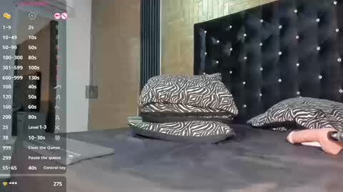 Snapshot of larossx chatting on September 8, 9:47 pm online show from September 8, 9:47 pm