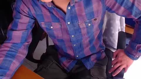 Snapshot of larry_art_a chatting on February 11, 9:09 pm Larry online show from February 11, 9:09 pm