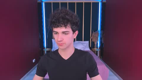 Snapshot of larry_project chatting on November 9, 9:02 pm Larry online show from November 9, 9:02 pm