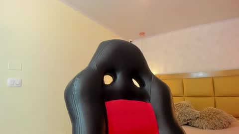 Snapshot of larsonmia chatting on June 17, 12:29 pm MIA online show from June 17, 12:29 pm