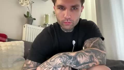 Snapshot of larsskeet chatting on February 14, 12:02 pm larsskeet online show from February 14, 12:02 pm