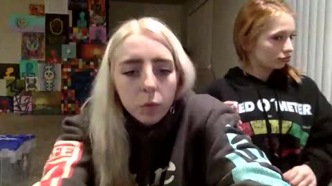 Snapshot of latenightkash chatting on February 22, 5:51 am Roxy blue online show from February 22, 5:51 am