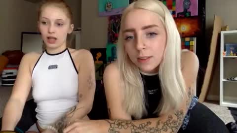 Snapshot of latenightkash chatting on February 23, 8:39 pm Roxy blue online show from February 23, 8:39 pm