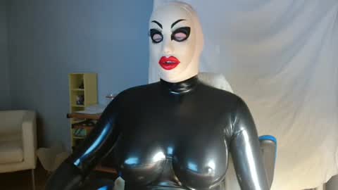 Snapshot of latex_doll_iris chatting on February 25, 9:46 pm Latex Doll Iris online show from February 25, 9:46 pm