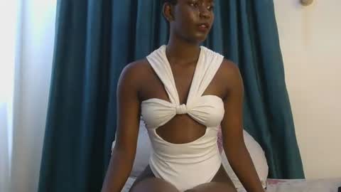 latiffaah_xx online show from January 11, 11:48 am