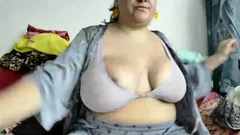 Snapshot of latinagoddess_isa chatting on September 28, 9:42 pm latinagoddess_isa online show from September 28, 9:42 pm