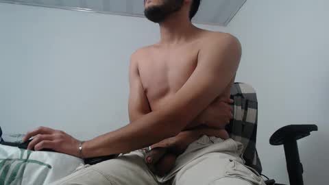 Snapshot of latinbunny7779 chatting on December 6, 1:29 am camilo online show from December 6, 1:29 am