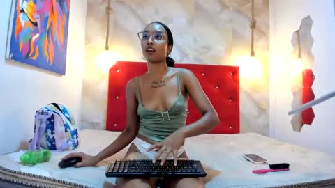 Snapshot of latins_lovers20 chatting on December 1, 6:19 pm latins lovers20 online show from December 1, 6:19 pm