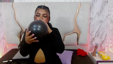 laulin_tay online show from January 19, 3:54 am