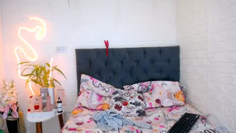 LAURA online show from April 10, 3:28 pm