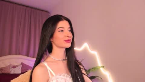 Snapshot of laura_coy chatting on February 9, 12:58 am Laura online show from February 9, 12:58 am