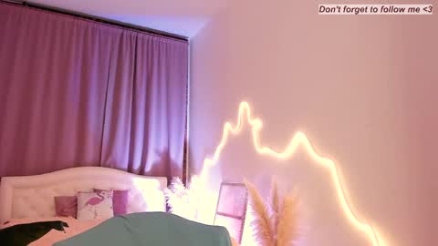 Laura online show from April 7, 8:42 pm