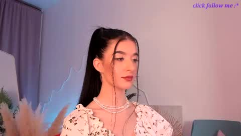 Laura online show from August 5, 8:22 pm