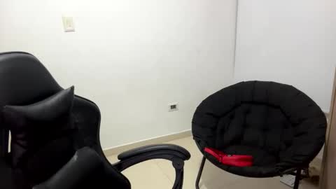 Snapshot of laura_d23 chatting on December 2, 1:00 am laura online show from December 2, 1:00 am