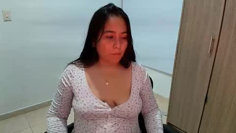 Snapshot of laura_d23 chatting on December 14, 11:31 pm laura online show from December 14, 11:31 pm