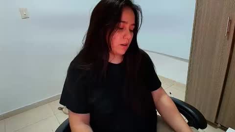 Snapshot of laura_d23 chatting on December 17, 1:55 am laura online show from December 17, 1:55 am